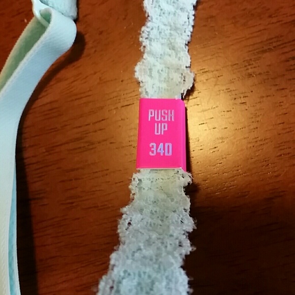 Victorias secret pink pushup bra - Picture 2 of 4